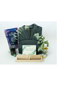 Luxusní wellness dárková sada, šedý župan, dřevěný masážní váleček na nohy, aromatická svíčka, masážní olej, hořčíková koupelová sůl a dárková karta