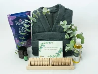 Luxusní wellness dárková sada, šedý župan, dřevěný masážní váleček na nohy, aromatická svíčka, masážní olej, hořčíková koupelová sůl a dárková karta