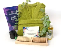 Luxusní wellness dárková sada, zelený župan, dřevěný masážní váleček na nohy, aromatická svíčka, masážní olej, hořčíková koupelová sůl a dárková karta