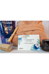 Relaxační wellness sada - okrový župan, koupelová sůl, dřevěný masážní váleček, aromatická svíčka a dárková karta