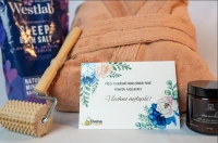 Relaxační wellness sada - okrový župan, koupelová sůl, dřevěný masážní váleček, aromatická svíčka a dárková karta