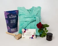 Relaxační wellness sada - tyrkysový župan, koupelová sůl, dřevěný masážní váleček, aromatická svíčka a dárková karta