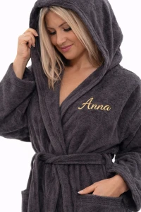 Žena v županu s kapucí v tmavě hnědé barvě se zlatou výšivkou Anna