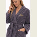 Žena v šedém froté županu střihu kimono s výšivkou Iva