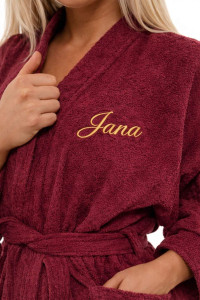 Žena ve vínovém froté županu střihu kimono s výšivkou Jana