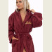 Žena v bavlněném froté županu ve vínové barvě se zlatou výšivkou Julie