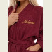 Žena ve vínovém froté županu střihu kimono s výšivkou Máma