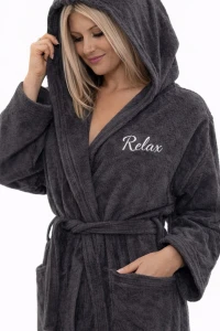 Žena v županu s kapucí v tmavě hnědé barvě se zlatou výšivkou Relax