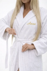 Žena v bílém županu s kapucí se zlatou výšivkou Anna