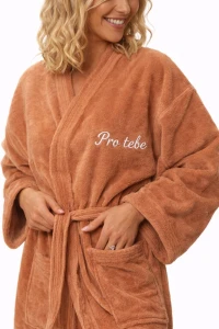 Žena v kimono županu v terakotové barvě s výšivkou Pro Tebe