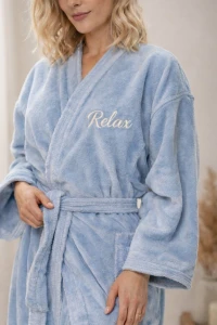 Žena ve světle modrém kimono županu s výšivkou Relax