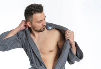 Pánský froté župan střihu kimono tmavě šedý zblízka oblékání