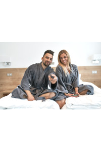 Dámský a pánský froté župan střihu kimono tmavě šedý - pár sedící na posteli