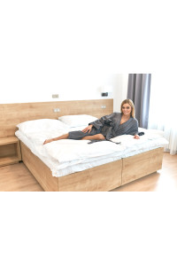 Dámský froté župan střihu kimono tmavě šedý - žena na posteli