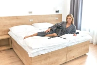 Dámský froté župan střihu kimono tmavě šedý - žena na posteli