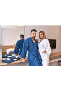 Dámský a pánský froté župan střihu kimono bílý a modrý - v hotelovém pokoji
