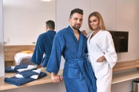 Dámský a pánský froté župan střihu kimono bílý a modrý - v hotelovém pokoji