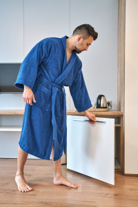 Pánský froté župan střihu kimono tmavě modrý - muž v hotelovém pokoji celá postava