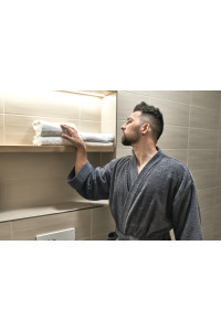 Pánský froté župan střihu kimono tmavě šedý zblízka v koupelně
