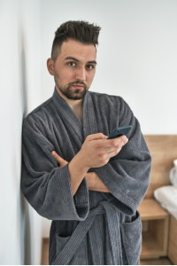 Pánský froté župan střihu kimono tmavě šedý zblízka přední pohled