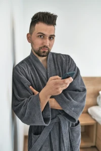 Pánský froté župan střihu kimono tmavě šedý zblízka přední pohled