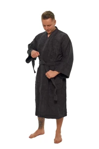 Pánský bavlněný tmavě hnědý froté župan střihu kimono - při zavazování celá postava