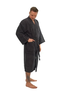 Pánský bavlněný tmavě hnědý froté župan střihu kimono - boční pohled ruka v kapse