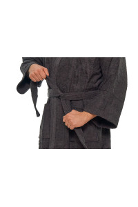 Pánský bavlněný tmavě hnědý froté župan střihu kimono - zblízka při zavazování
