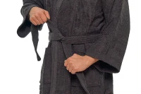 Pánský bavlněný tmavě hnědý froté župan střihu kimono - zblízka při zavazování