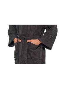Pánský bavlněný tmavě hnědý froté župan střihu kimono - zblízka ruce v kapsách