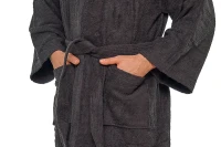 Pánský bavlněný tmavě hnědý froté župan střihu kimono - zblízka ruce v kapsách