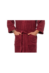 Pánský bavlněný vínový froté župan střihu kimono - zblízka ruce v kapsách