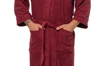 Pánský bavlněný vínový froté župan střihu kimono - zblízka ruce v kapsách