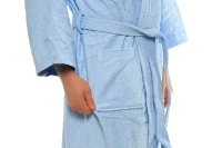 Pánský bavlněný světle modrý froté župan střihu kimono - zblízka boční pohled