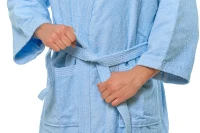 Pánský bavlněný světle modrý froté župan střihu kimono - zblízka zavazování