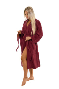 Dámský župan z bavlněného froté kimono vínová červená - celá postava při zavazování županu