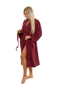 Dámský župan z bavlněného froté kimono vínová červená - celá postava při zavazování županu