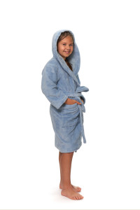 Dětský župan s kapucí světle modrý přední pohled v kapuci