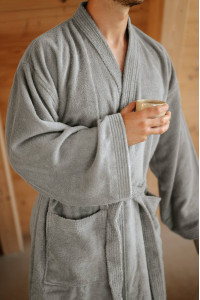 Pánský světle šedý bambusový župan střihu kimono přední pohled