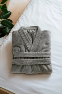 Pánský světle šedý bambusový župan střihu kimono - poskládaný na posteli