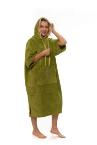 Šikmý přední pohled – surf pončo s nasazenou kapucí, zelený odstín.