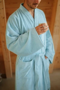 Pánský světle modrý bambusová župan střihu kimono  - pohled zblízka