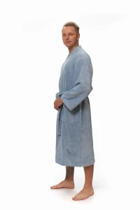 Pánský župan střihu kimono světle modrý boční pohled celá postava