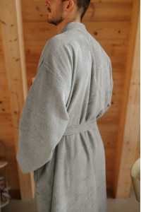 Pánský světle šedý bambusový župan střihu kimono zadní pohled