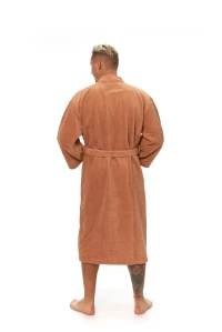 Pánský terakotový župan střihu kimono zadní pohled ruce v kapsách