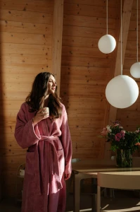 Dámský růžový bambusový župan střihu kimono - žena stojící s šálkem čaje
