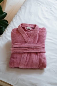 Dámský růžový bambusový župan střihu kimono - poskládaný na posteli