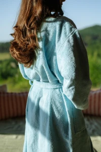 Dámský světle modrý bambusový župan střihu kimono zadní pohled