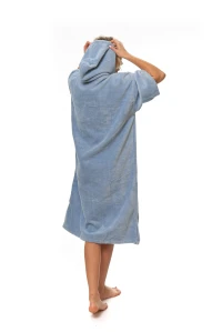 Pohled zezadu, kapuce nasazená – unisex pončo světle modré pod kolena.