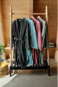 Bambusové župany střihu kimono pověšené na ramínku - světle šedý, světle modrý, růžový a tmavě šedý